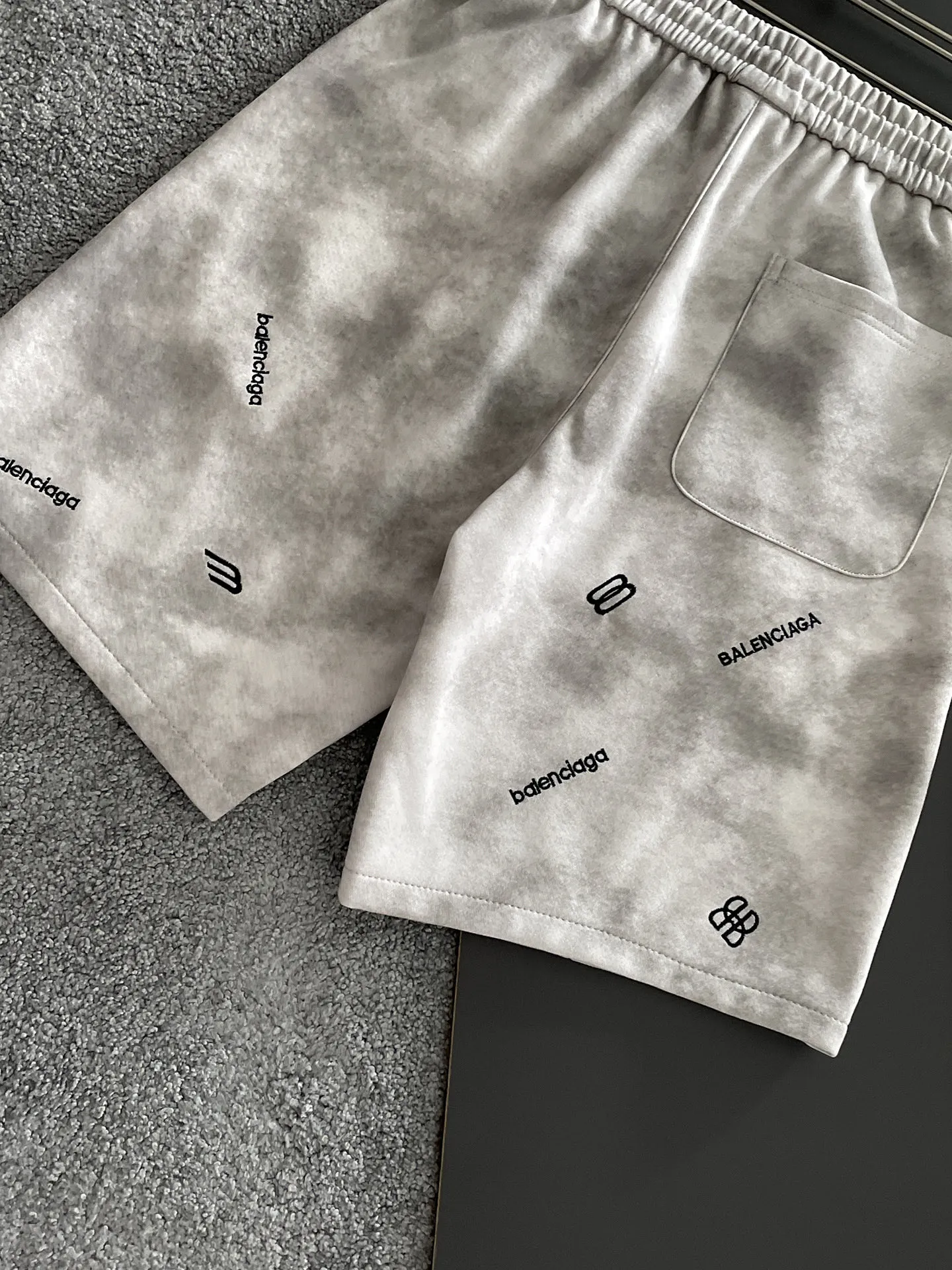 Balenciaga's three-standard complete 2026 summer New Arrival men's casual shorts, advanced custom-made Breathable fabric, Breathable fabric, extremely stretchy and comfortable, impeccable details, top-grade accessories, original logo design concept, delicate and soft feel! The upper body fit is awesome! Size: M-XXXL Please state your height and weight when ordering